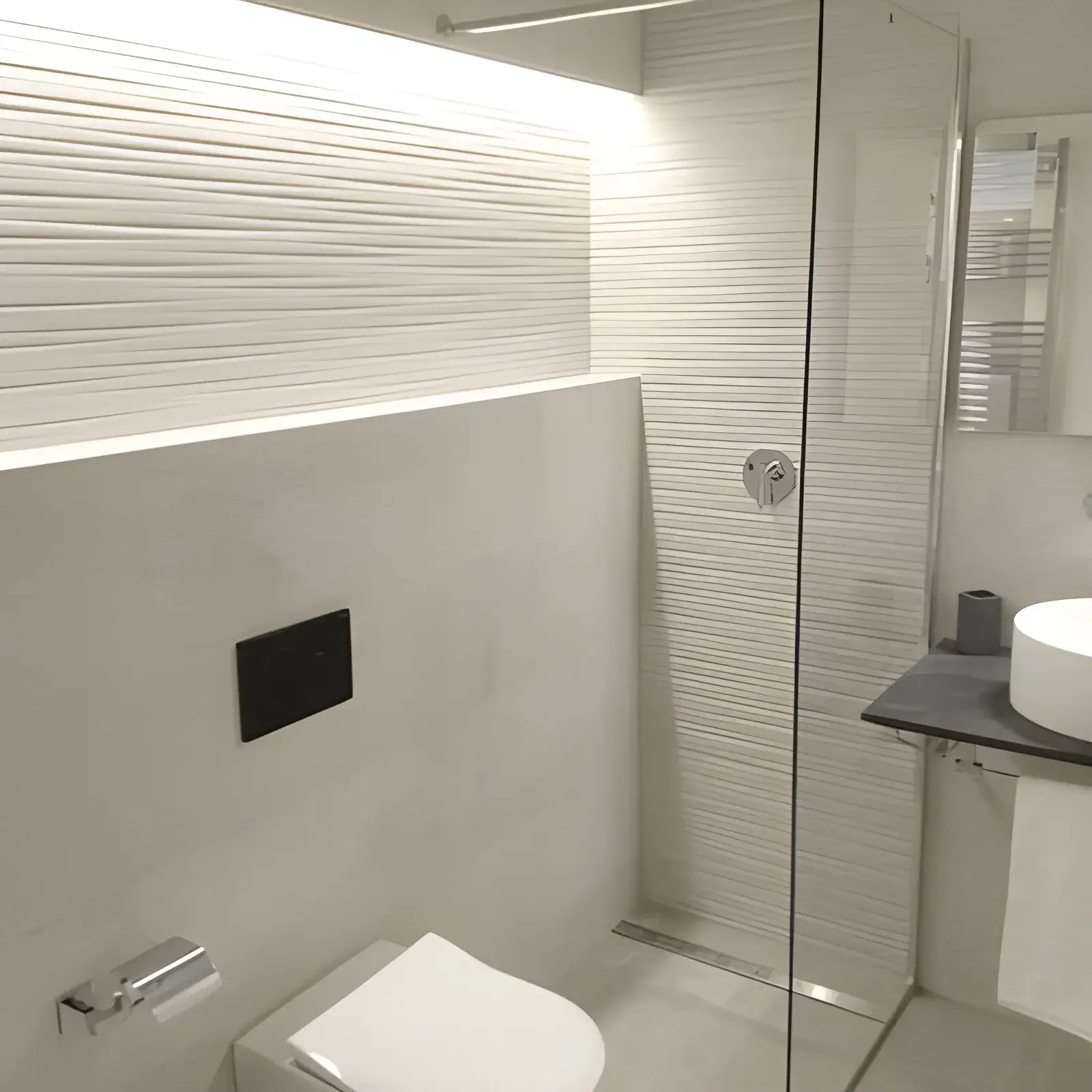 Reforma de baño con alicatado moderno en Almería