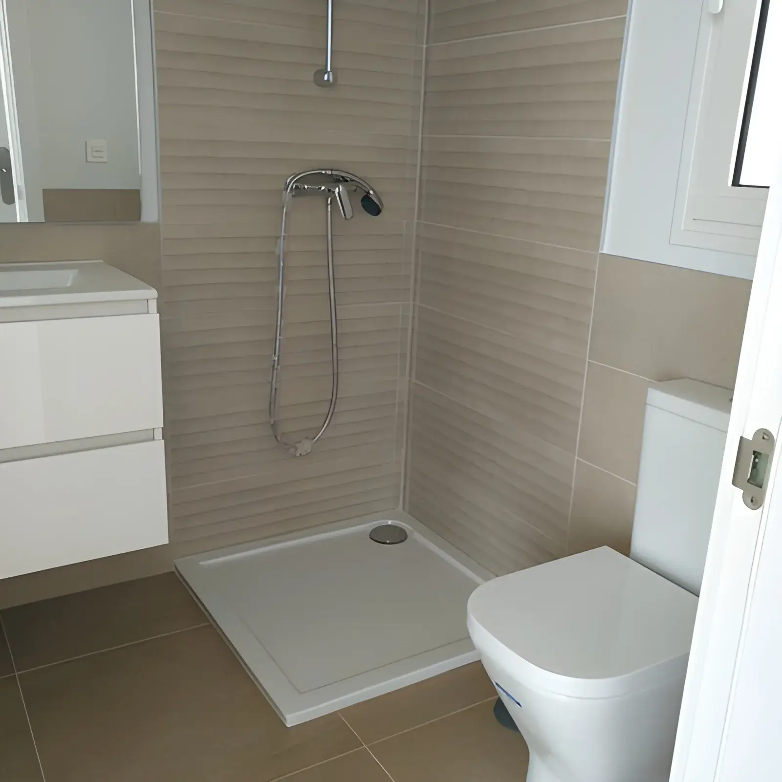 Alicatar baño moderno en Almería