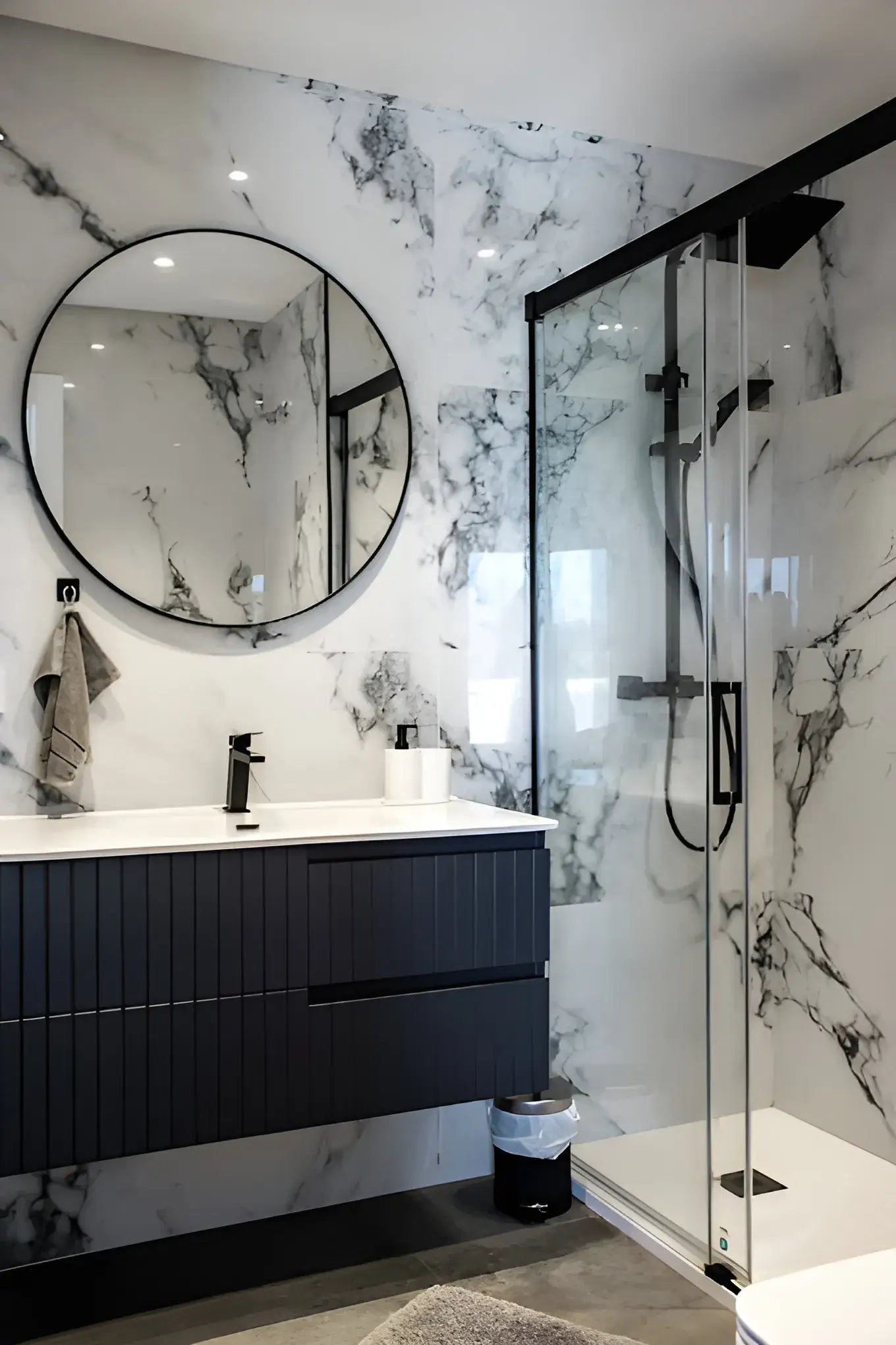 Reforma de baño con marmol moderno en Almería