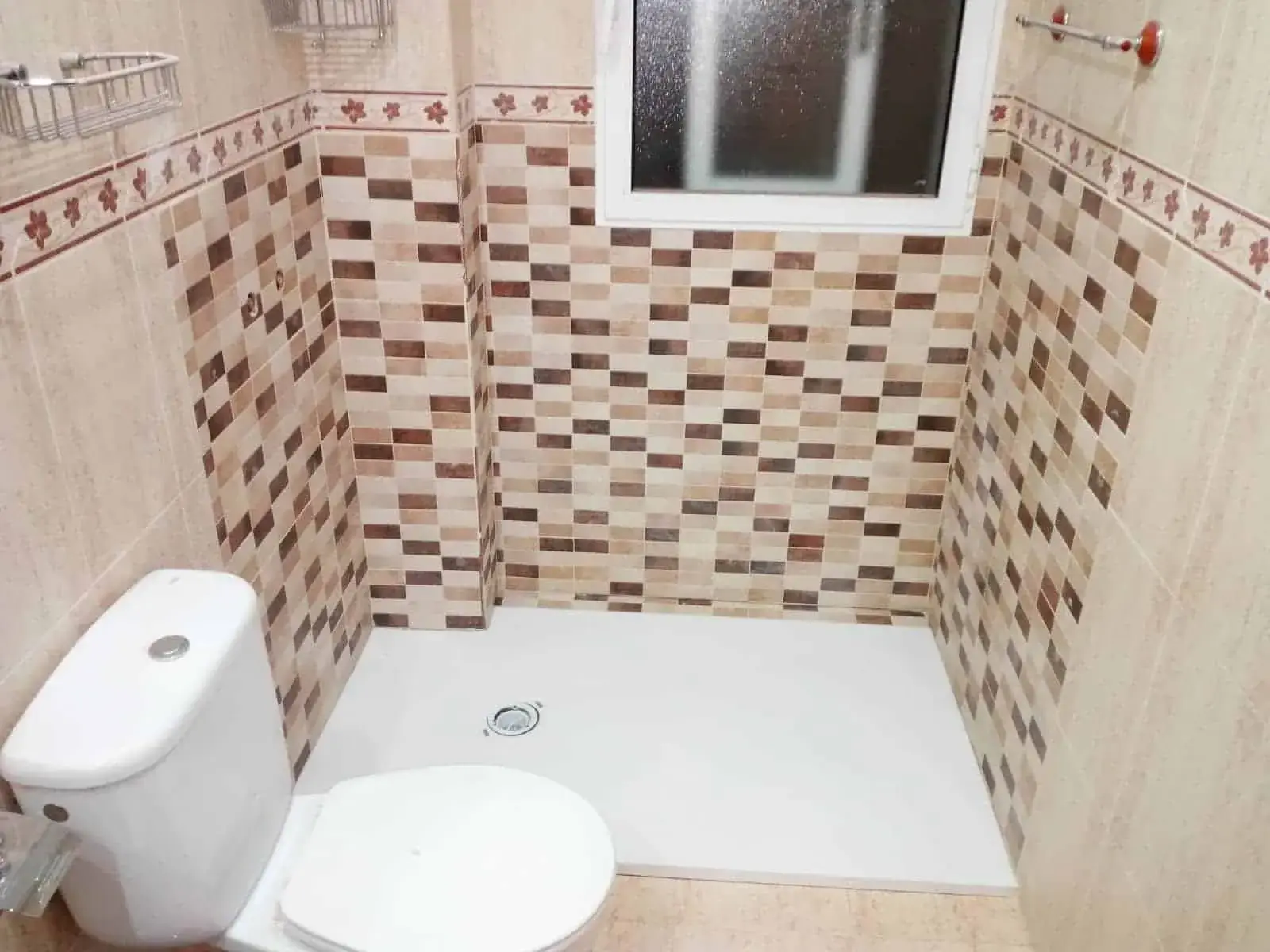 Cambio de bañera por plato de ducha con mosaico en Almería