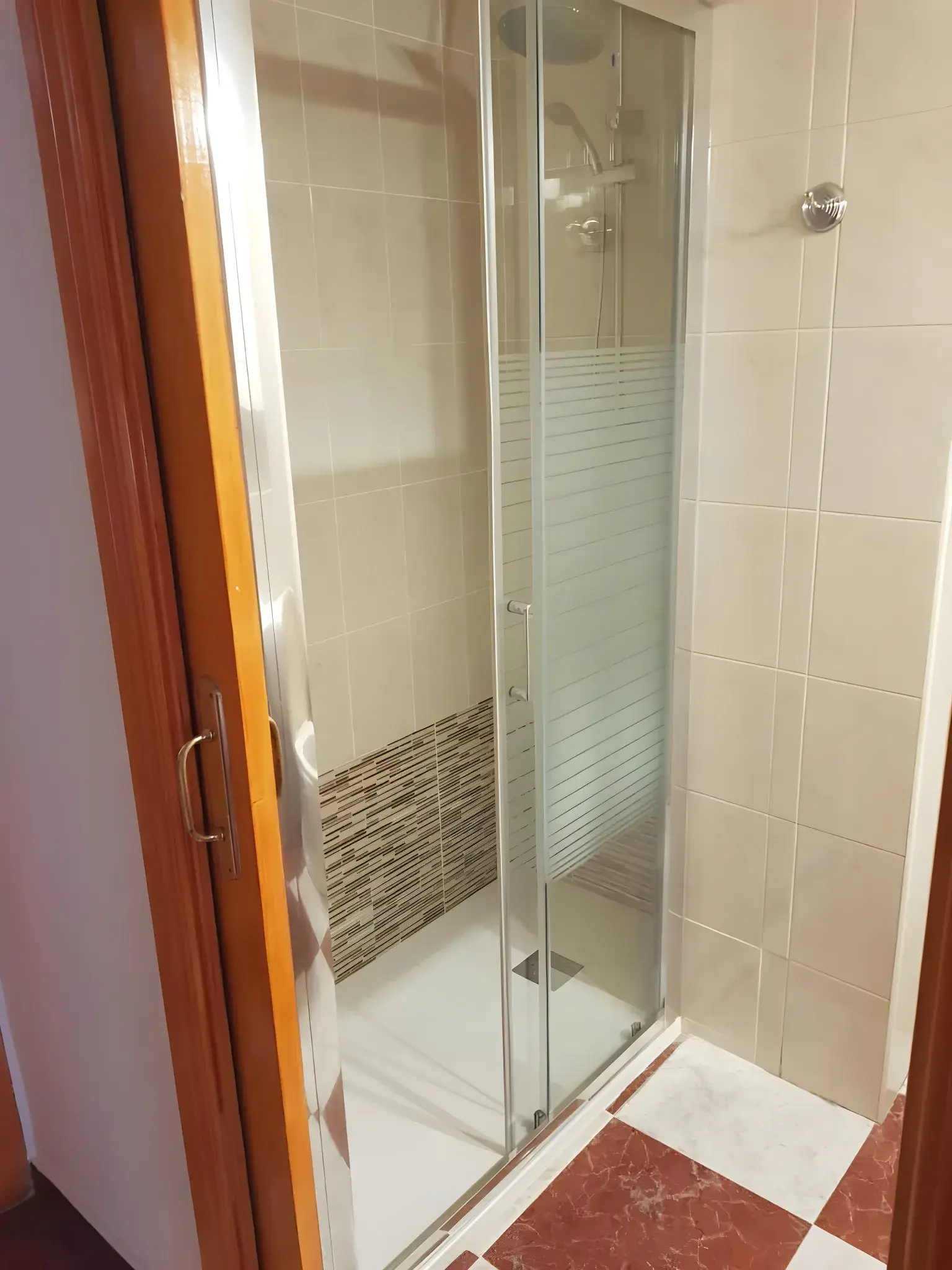 Cambio de bañera por plato de ducha con mampara en Almería