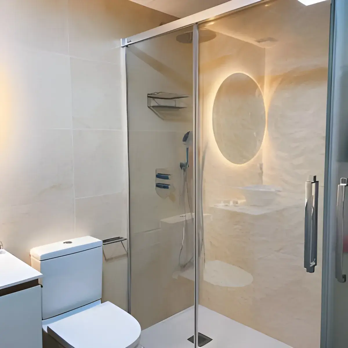 Reforma de baño moderna en almeria con ducha de obra y acabado beige