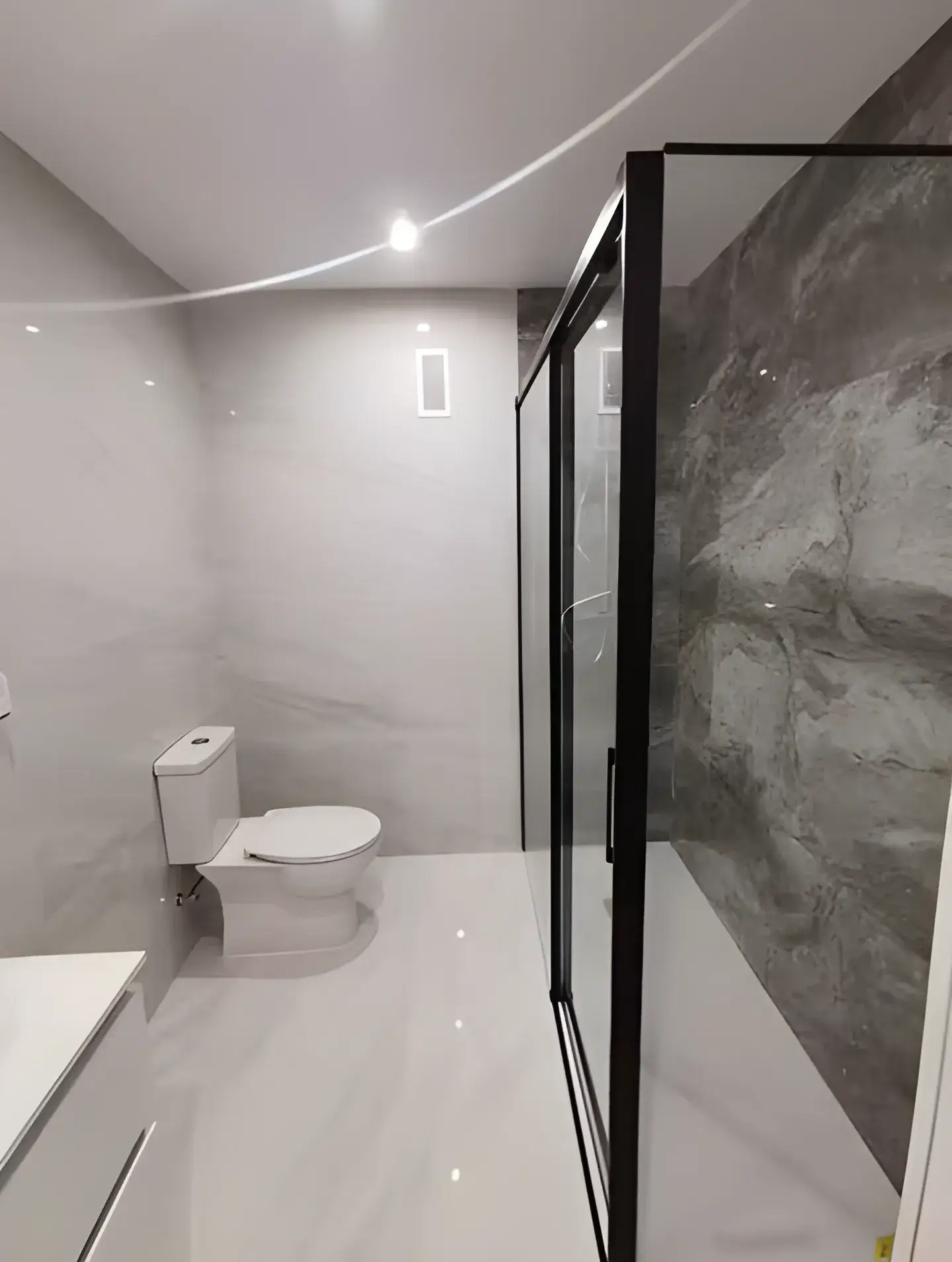 Reforma de baño minimalista en Almería